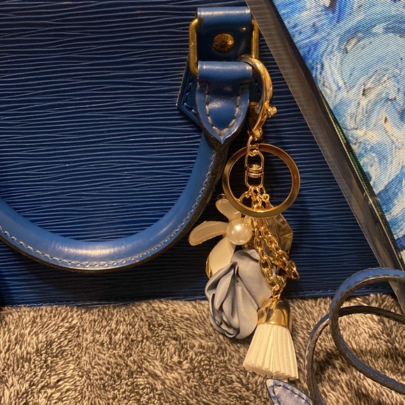 Set Luis Vuitton Epi Triangle Bag - Picture 13 of 16